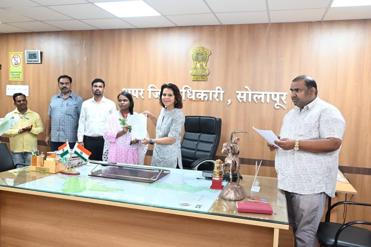 वंचित महिलांना शिधापत्रिकांचे अप्पर जिल्हाधिकारी मोनिका सिंग ठाकूर यांच्या हस्ते वितरण